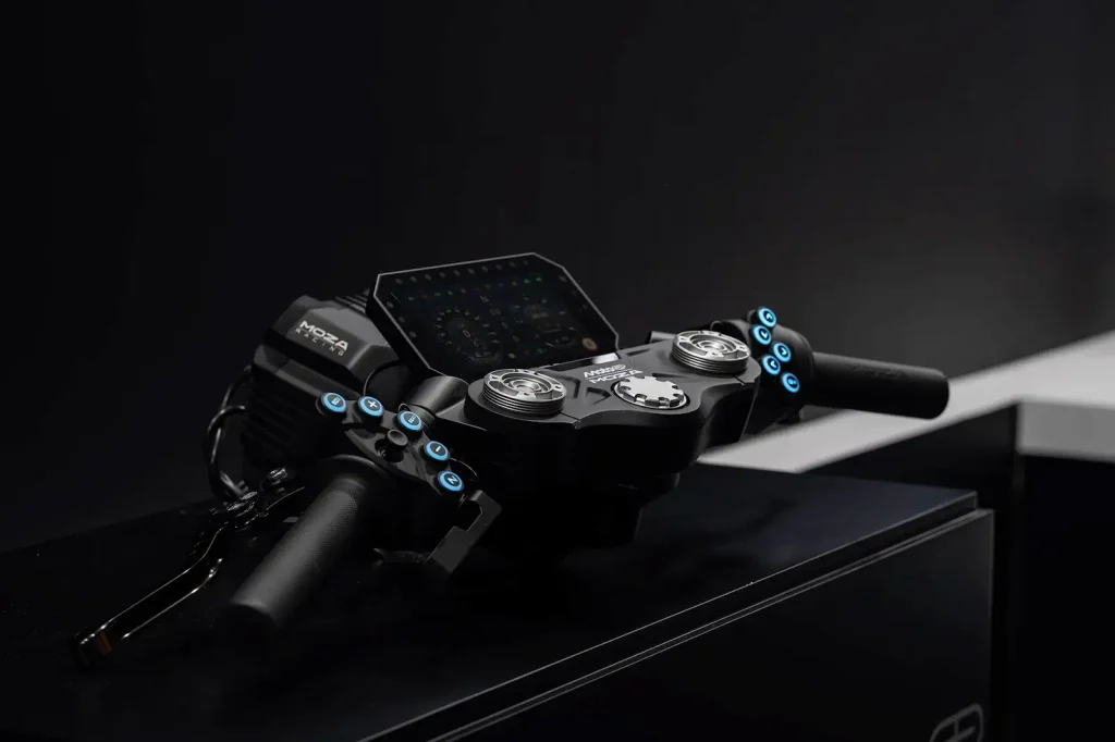 Manillar de simulación de motos MOZA MotoGP con pantalla y botones iluminados sobre fondo oscuro